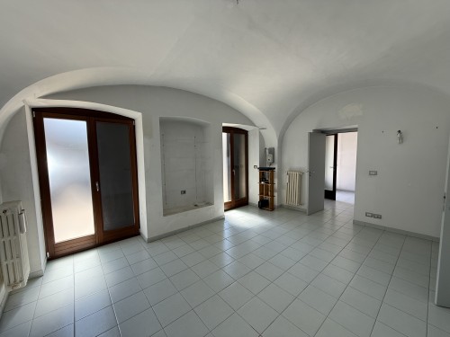 P  R  E  Z  Z  O       R  I  B  A  S  S  A  T  O  -  Centrale e Visibile Locale con 5 Ingressi